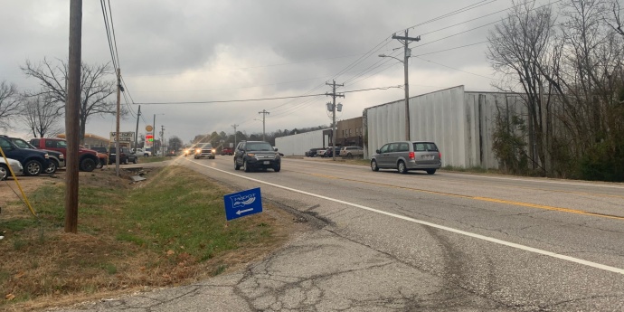 Photo showing two lanes of traffic on a cloudy day in the city of Camdenton