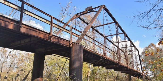 Oblique profile view of Green Bridge