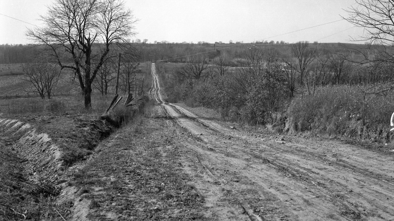Old photo of dirt ropadway