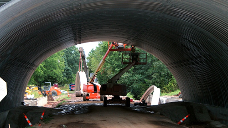 Arch at Lawrence County Road 1147 being assembled under I-44.