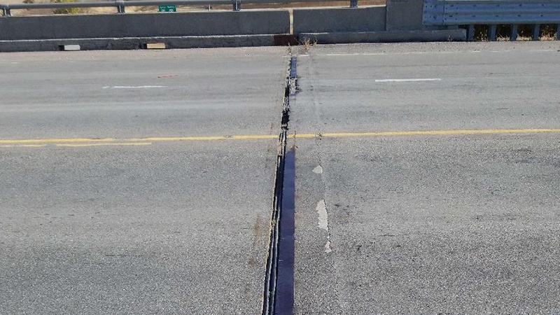 A view of a deteriorating expansion joint on the south end of the Carroll County US Rte 24 bridge over MO 10, OR 24 and NS RR